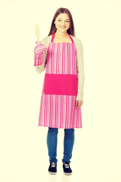 Šťastné teen žena nosí kuchyňské zástěry. — Stock fotografie