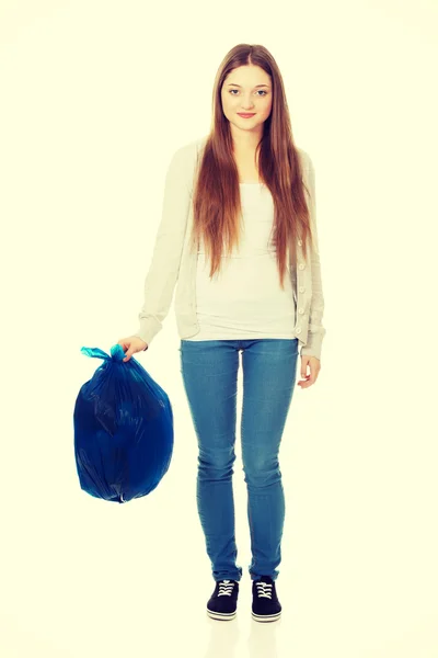 Mujer feliz sosteniendo una bolsa de basura llena . — Foto de Stock