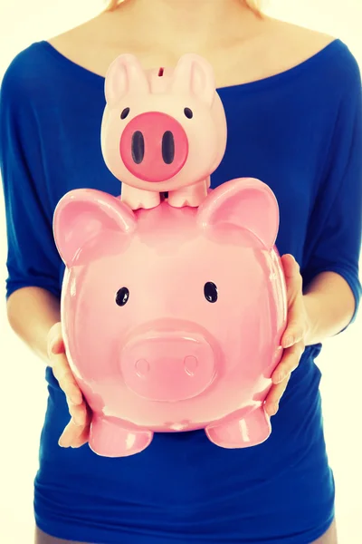 Vrouw met piggybanks. — Stockfoto