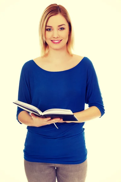 Mulher feliz com nota . — Fotografia de Stock