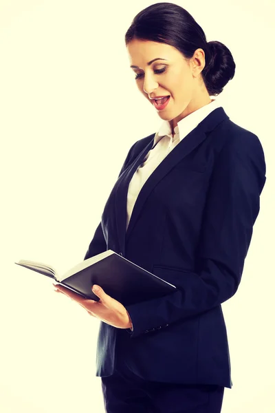 Mujer de negocios sorprendida leyendo sus notas —  Fotos de Stock