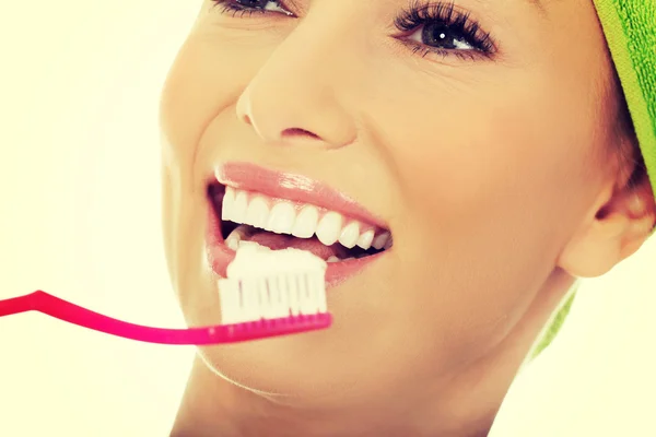 Mooie vrouw met tandenborstel. — Stockfoto