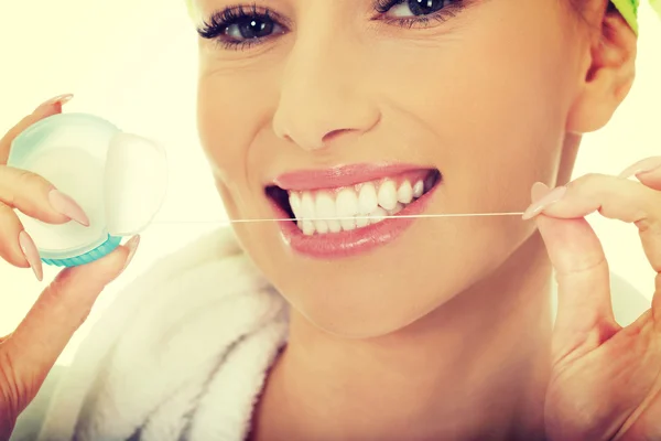 Mulher usando fio dental . — Fotografia de Stock