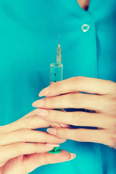 Enfermera con una jeringa en la mano . — Foto de Stock