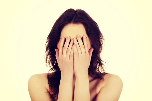 Mujer cubriendo su cara. — Foto de Stock