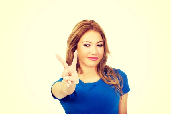 Young woman showing victory sign. — Stock Photo, Image