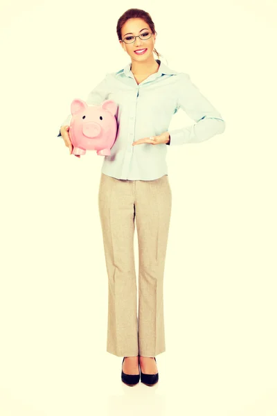 Vrouw bedrijf piggy bank. — Stockfoto