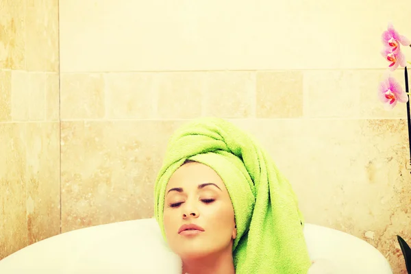 Femme relaxante dans le bain avec les yeux fermés — Photo