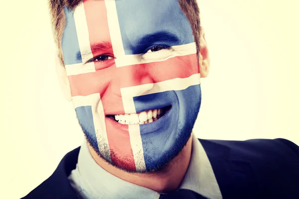 Lycklig man med isländsk flagga på ansikte. — Stockfoto