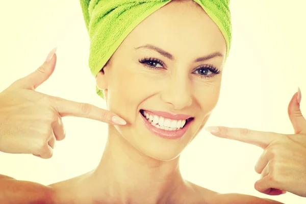 Mujer señalando sus dientes . — Foto de Stock