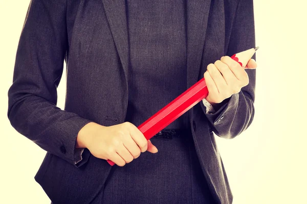 Frau hält übergroßen Bleistift in der Hand. — Stockfoto