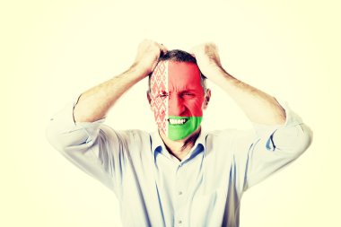 Olgun adamla yüz Beyaz Rusya bayrağı.