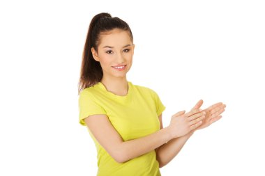 Genç mutlu alkışlayan kadın.