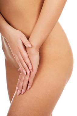 Güzel kadın kendini kapsayan.