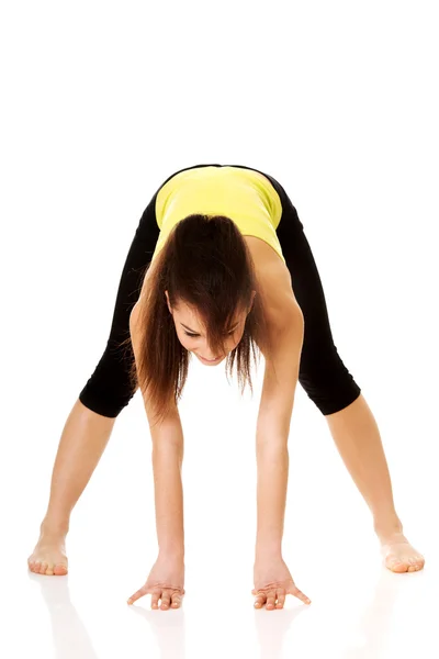 Фитнес-женщина делает упражнения на растяжку. — стоковое фото