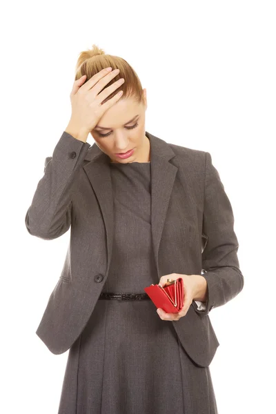 Unzufriedene Frau blickt in ihre Brieftasche. — Stockfoto