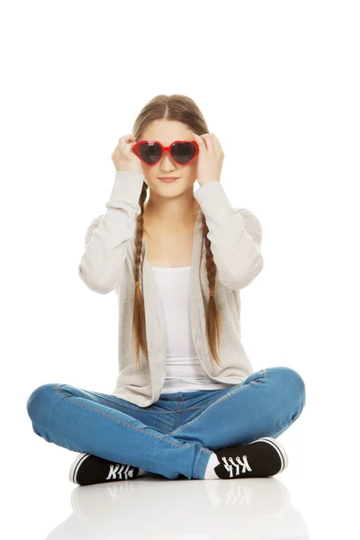 Mujer adolescente sentada usando gafas de sol . —  Fotos de Stock