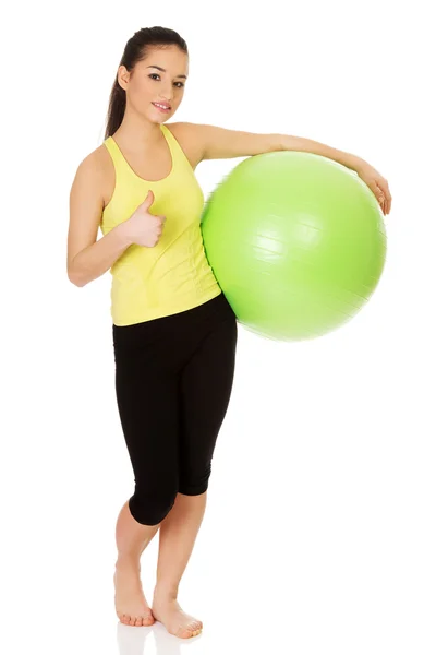 Mladá žena s pilates míč. — Stock fotografie