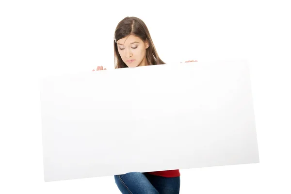 Gelukkige vrouw bedrijf leeg banner. — Stockfoto