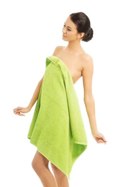 Gelukkige vrouw gewikkeld in een handdoek — Stockfoto