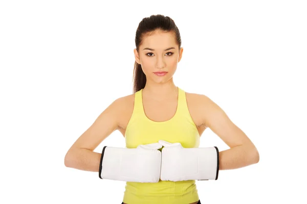 Mulher fitness vestindo luvas de boxe . — Fotografia de Stock