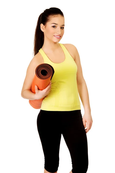 Fitness-Frau hält Yogamatte bereit. — Stockfoto