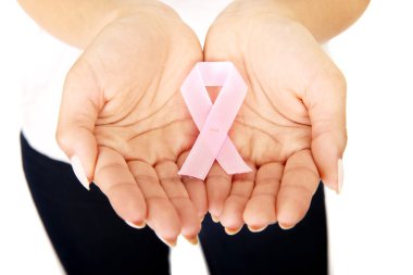 Kadın gösteren pembe kurdele.