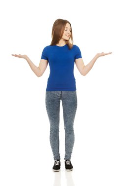 gülümseyen kadın bir şey avucunda gösterilen.