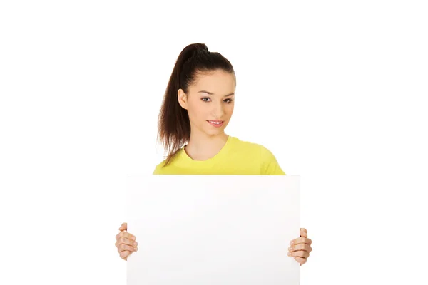 Jovem mulher feliz com placa em branco . — Fotografia de Stock