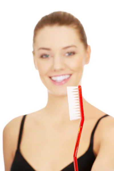 Frau mit übergroßer Zahnbürste. — Stockfoto