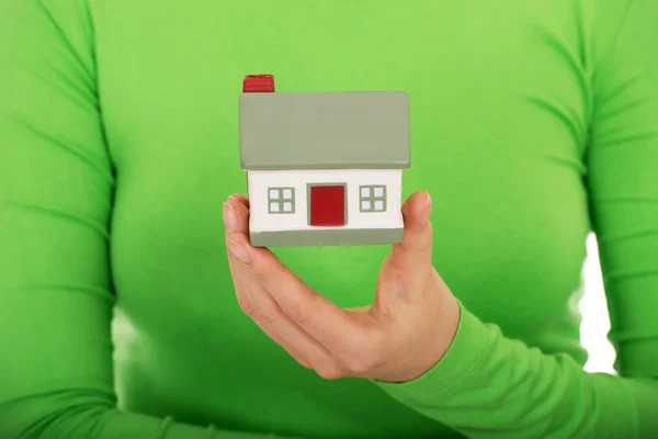 Mujer sosteniendo pequeña casa . — Foto de Stock