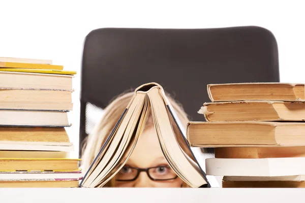 Mujer joven escondida detrás de un libro — Foto de Stock