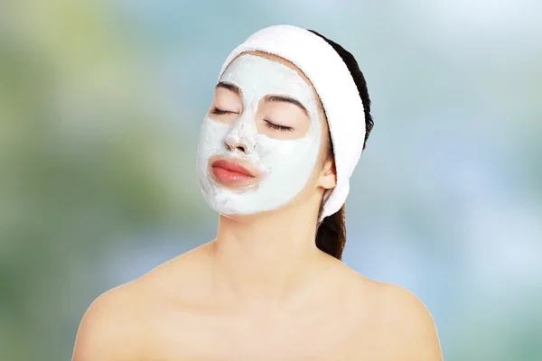 Mujer relajada con una mascarilla nutritiva — Foto de Stock