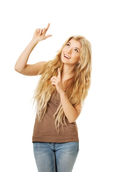 Mujer estudiante feliz señalando hacia arriba —  Fotos de Stock