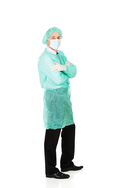 Médico masculino vestindo roupas protetoras — Fotografia de Stock