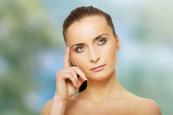 Schöne nachdenkliche Frau mit Make-up. — Stockfoto