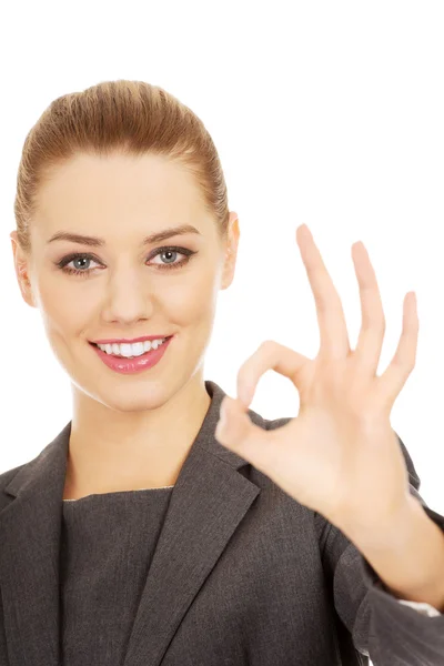 व्यवसाय स्त्री परिपूर्ण हात चिन्ह दर्शविते . — स्टॉक फोटो, इमेज