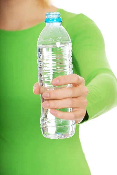 Frau in der Hand einer Flasche Wasser. — Stockfoto