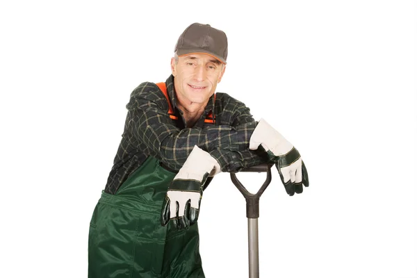 Зрелый садовник с лопатой — стоковое фото