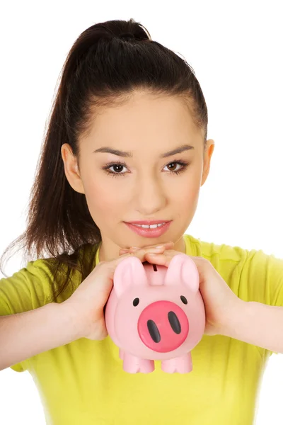 Glückliche Frau hält Sparschwein. — Stockfoto