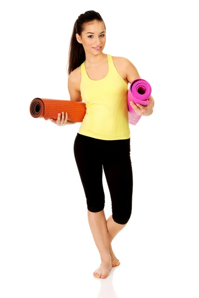 Fitness woman ready holding yoga mats. — Stock Photo, Image