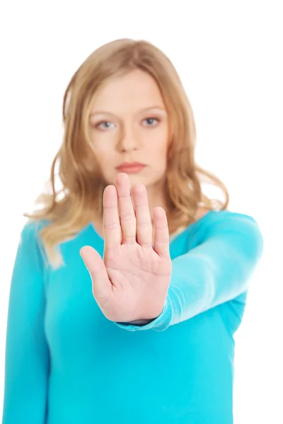 Молодая женщина делает стоп-жест — стоковое фото
