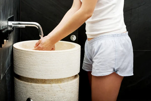 Vrouw die haar handen schoonmaken. — Stockfoto