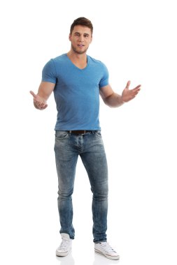 Genç adam ellerini shrugging.