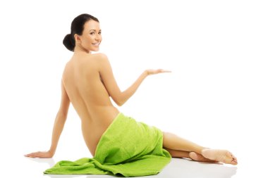 Arkadan Görünüm kadın havlu sol işaret sarılmış