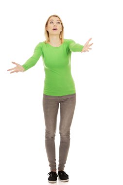 Kadın bir şey yakalamak için çalışıyor.