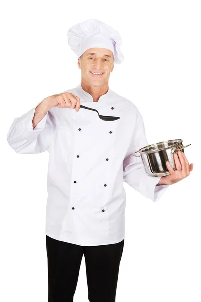 Chef-kok holding roestvrij staal pot en lepel — Stockfoto