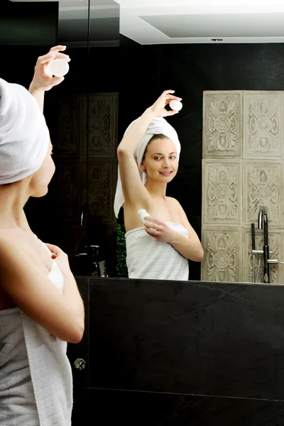 Vrouw met behulp van deodorant. — Stockfoto