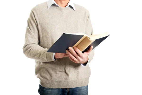 Mãos masculinas segurando um livro — Fotografia de Stock