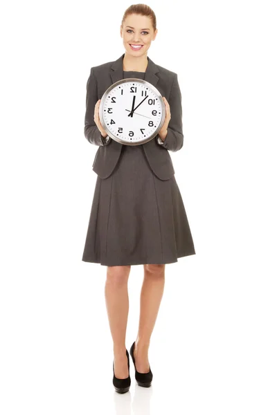 Ung affärskvinna med klocka. — Stockfoto